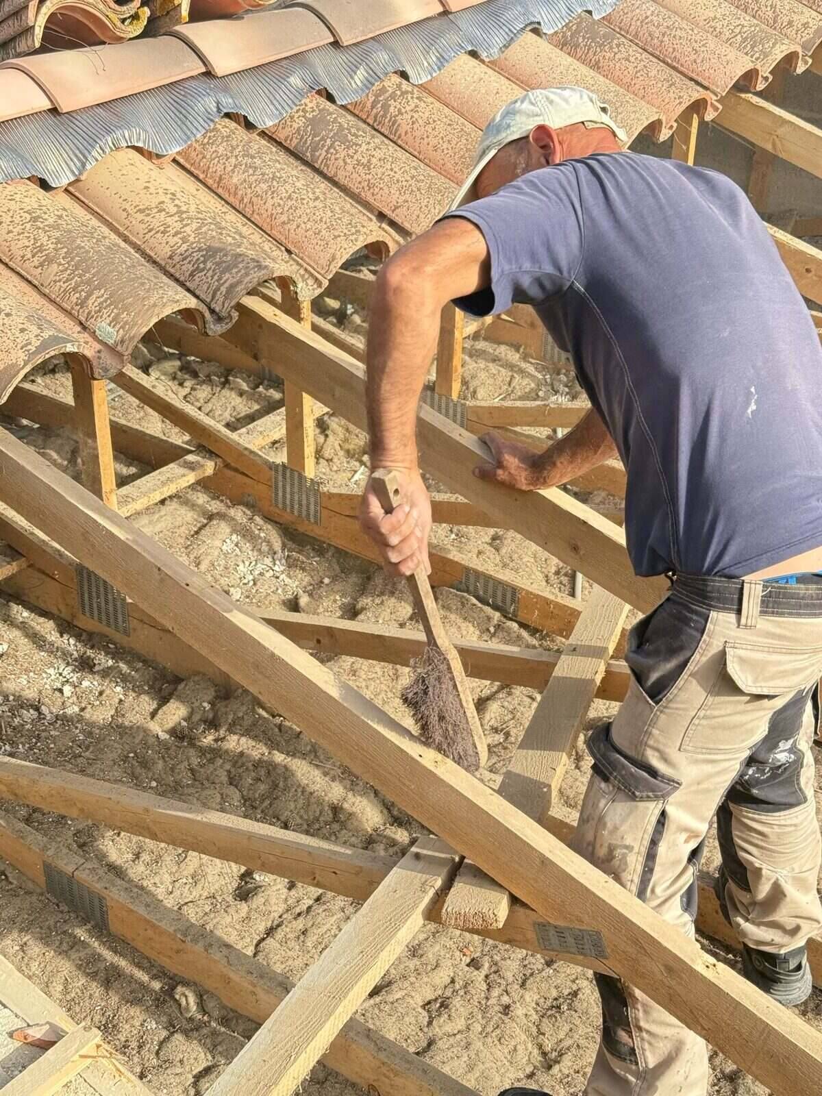 Charpentier préparant une charpente en bois avant recouverture dans le Var