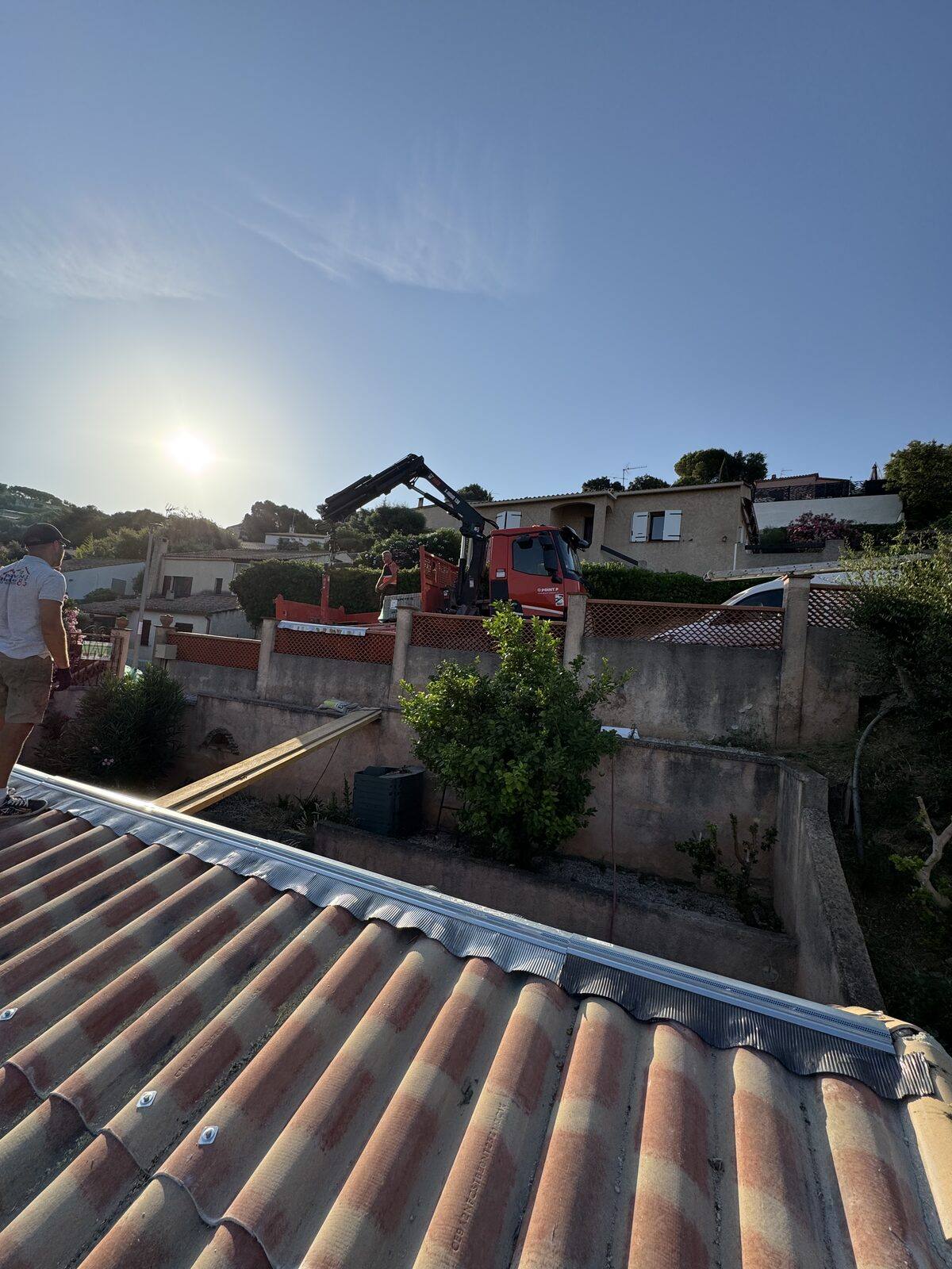 L'équipe Provence Solutions Habitat sur un chantier de toiture au coucher du soleil