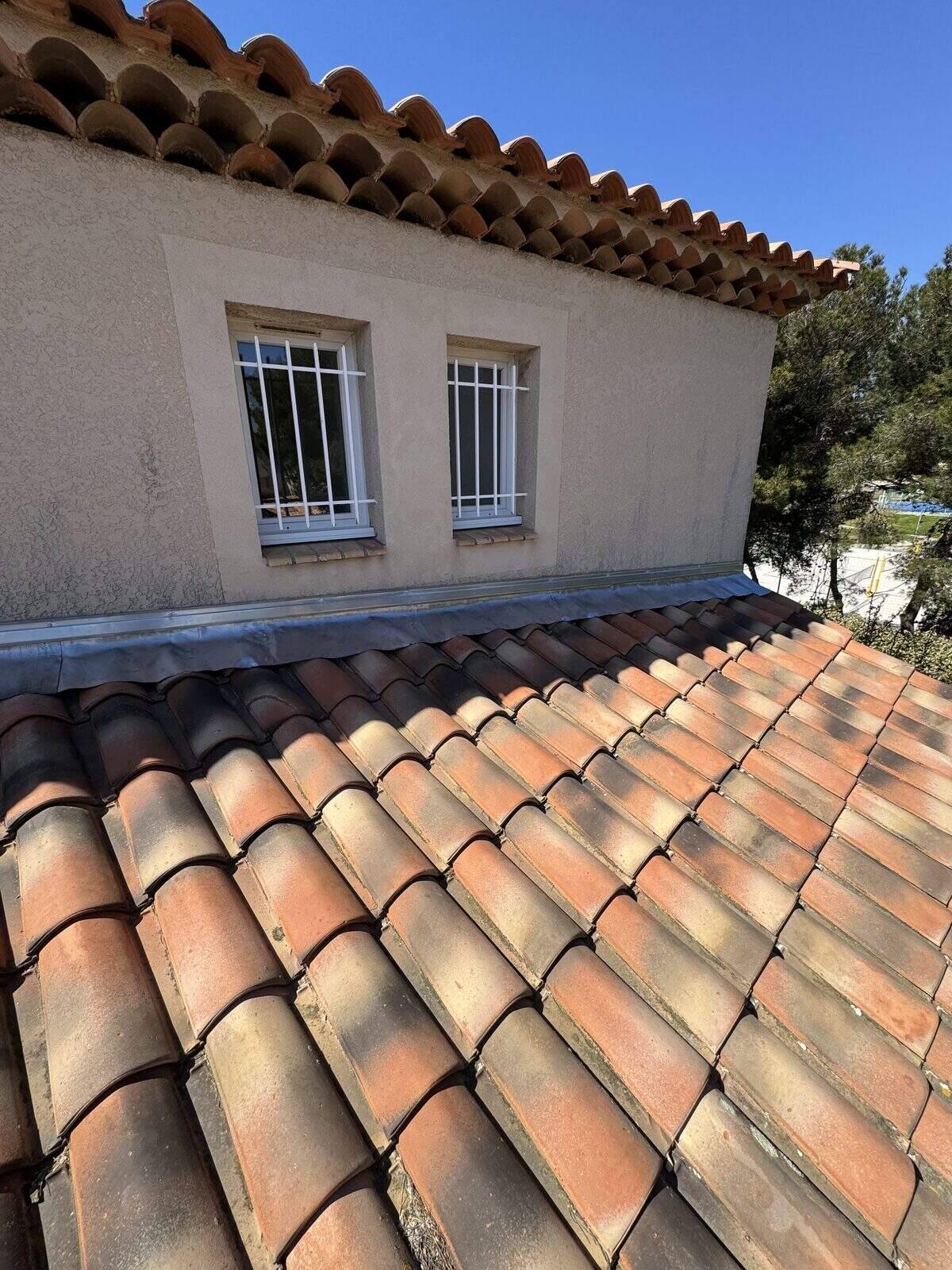 Solin en zinc posé le long d'une génoise sur une toiture varoise